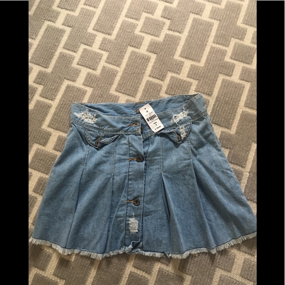LF denim skirt.
